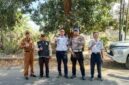 Petugas gabungan dari UPT PPD Sumenep, Bapenda, Satlantas Polresta Sumenep dan Disperkimhub melakukan Operasi Gabungan di Jalan Raya Sumenep-Lenteng. ®okedaily.com [Foto: Istimewa]