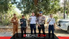 Petugas gabungan dari UPT PPD Sumenep, Bapenda, Satlantas Polresta Sumenep dan Disperkimhub melakukan Operasi Gabungan di Jalan Raya Sumenep-Lenteng. ®okedaily.com [Foto: Istimewa]