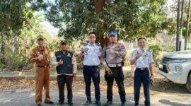 Petugas gabungan dari UPT PPD Sumenep, Bapenda, Satlantas Polresta Sumenep dan Disperkimhub melakukan Operasi Gabungan di Jalan Raya Sumenep-Lenteng. ®okedaily.com [Foto: Istimewa]