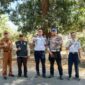 Petugas gabungan dari UPT PPD Sumenep, Bapenda, Satlantas Polresta Sumenep dan Disperkimhub melakukan Operasi Gabungan di Jalan Raya Sumenep-Lenteng. ®okedaily.com [Foto: Istimewa]