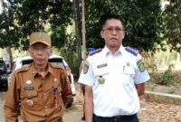 Kepala Disperkimhub Sumenep (kanan) bersama Kepala Bapenda Sumenep (kiri) saat operasi gabungan di Batuan. ®okedaily.com [Foto: Istimewa]