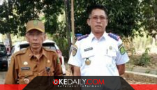 Kepala Disperkimhub Sumenep (kanan) bersama Kepala Bapenda Sumenep (kiri) saat operasi gabungan di Batuan. ®okedaily.com [Foto: Istimewa]
