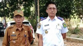 Kepala Disperkimhub Sumenep (kanan) bersama Kepala Bapenda Sumenep (kiri) saat operasi gabungan di Batuan. ®okedaily.com [Foto: Istimewa]