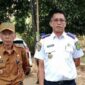 Kepala Disperkimhub Sumenep (kanan) bersama Kepala Bapenda Sumenep (kiri) saat operasi gabungan di Batuan. ®okedaily.com [Foto: Istimewa]