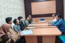 GPS saat menyampaikan aspirasi terkait tata kelola pemerintahan Desa Saobi kepada DPMD Kabupaten Sumenep. Audiensi tersebut menjadi ruang penyampaian sejumlah pertanyaan publik mengenai pelayanan, transparansi anggaran, partisipasi BPD dan aparatur desa, serta keterbukaan informasi. ®okedaily.com [Foto: Ahmad Fauzan]