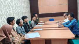 GPS saat menyampaikan aspirasi terkait tata kelola pemerintahan Desa Saobi kepada DPMD Kabupaten Sumenep. Audiensi tersebut menjadi ruang penyampaian sejumlah pertanyaan publik mengenai pelayanan, transparansi anggaran, partisipasi BPD dan aparatur desa, serta keterbukaan informasi. ®okedaily.com [Foto: Ahmad Fauzan]