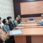 GPS saat menyampaikan aspirasi terkait tata kelola pemerintahan Desa Saobi kepada DPMD Kabupaten Sumenep. Audiensi tersebut menjadi ruang penyampaian sejumlah pertanyaan publik mengenai pelayanan, transparansi anggaran, partisipasi BPD dan aparatur desa, serta keterbukaan informasi. ®okedaily.com [Foto: Ahmad Fauzan]