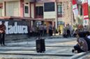 GMNI Sumenep menggelar mimbar bebas di depan Kantor Pemkab Sumenep. Mereka mempertanyakan urgensi dan manfaat konkret wacana perubahan nomenklatur. ®okedaily.com [Foto: Ahmad Fauzan]