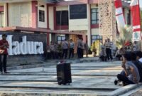 GMNI Sumenep menggelar mimbar bebas di depan Kantor Pemkab Sumenep. Mereka mempertanyakan urgensi dan manfaat konkret wacana perubahan nomenklatur. ®okedaily.com [Foto: Ahmad Fauzan]