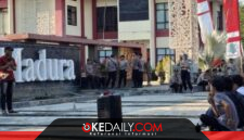 GMNI Sumenep menggelar mimbar bebas di depan Kantor Pemkab Sumenep. Mereka mempertanyakan urgensi dan manfaat konkret wacana perubahan nomenklatur. ®okedaily.com [Foto: Ahmad Fauzan]