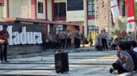 GMNI Sumenep menggelar mimbar bebas di depan Kantor Pemkab Sumenep. Mereka mempertanyakan urgensi dan manfaat konkret wacana perubahan nomenklatur. ®okedaily.com [Foto: Ahmad Fauzan]