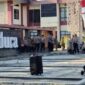 GMNI Sumenep menggelar mimbar bebas di depan Kantor Pemkab Sumenep. Mereka mempertanyakan urgensi dan manfaat konkret wacana perubahan nomenklatur. ®okedaily.com [Foto: Ahmad Fauzan]