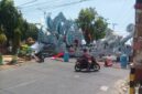 Penutupan akses dari Jl. DR. Wahidin menuju Jl. KH. Sajad menuai keluhan warga. Minimnya sosialisasi dan kejelasan rekayasa lalu lintas menjadi sorotan terhadap tata kelola penyelenggaraan kegiatan Festival Musik Tong-Tong se-Madura 2026. ®okedaily.com