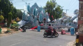 Penutupan akses dari Jl. DR. Wahidin menuju Jl. KH. Sajad menuai keluhan warga. Minimnya sosialisasi dan kejelasan rekayasa lalu lintas menjadi sorotan terhadap tata kelola penyelenggaraan kegiatan Festival Musik Tong-Tong se-Madura 2026. ®okedaily.com