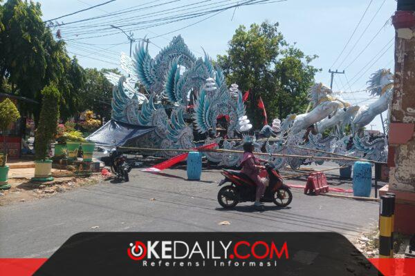 Penutupan akses dari Jl. DR. Wahidin menuju Jl. KH. Sajad menuai keluhan warga. Minimnya sosialisasi dan kejelasan rekayasa lalu lintas menjadi sorotan terhadap tata kelola penyelenggaraan kegiatan Festival Musik Tong-Tong se-Madura 2026. ®okedaily.com
