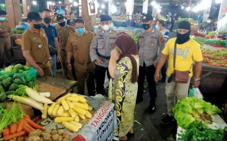 Personil Polsek Medan Baru Lakukan Himbauan PPKM Level 4 di Pasar Meranti