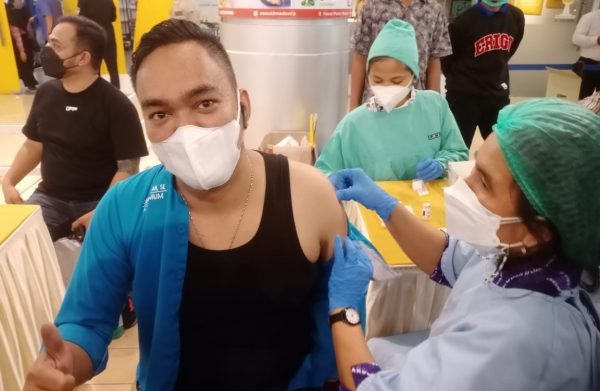 Bobby Darmawan Ketua Dewan Pimpinan Kecamatan Medan Selayang saat Mengikuti Vaksinasi Covid19 [foto/Awi]