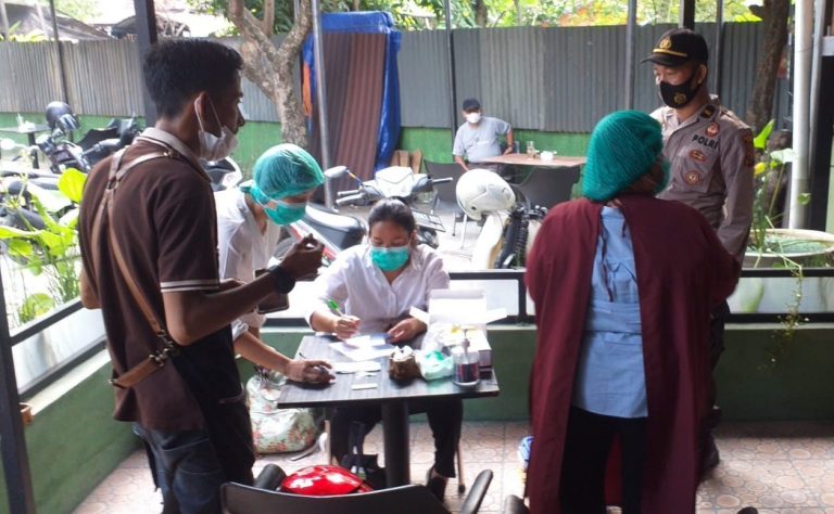 Polsek Medan Baru Swab Antigen Terhadap Karyawan dan Pengunjung Cafe di Kelurahan Babura