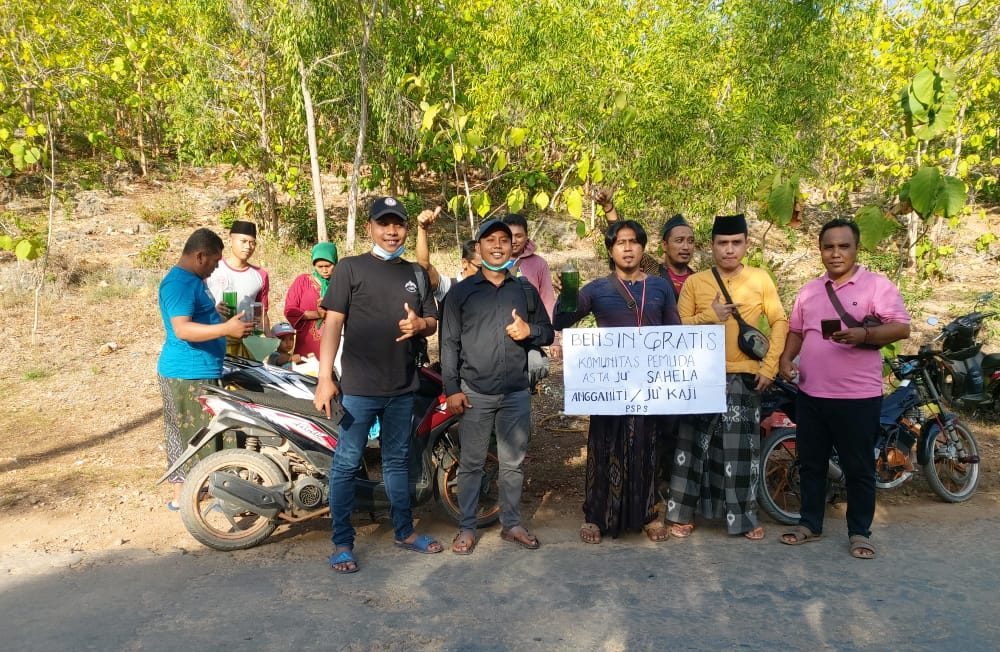 Pemuda Sosial Peduli Sapudi saat Berbagi Pertalite Gratis Bagi Pengendara Motor Yang Melintasi Gapura Asta Ju' Sahela [Kiki/okedaily.com]