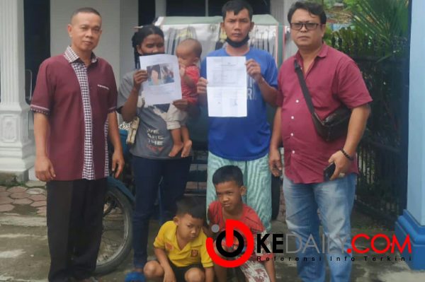 Kedua orang tua Juliana dan Dimas, diapit Ketua Polri Watch Dr ikhwaludin Simatupang (kiri) dan Sekretaris Umum JMI Sumut, T Sofy Anwar (kanan). ©Endi_Nababan