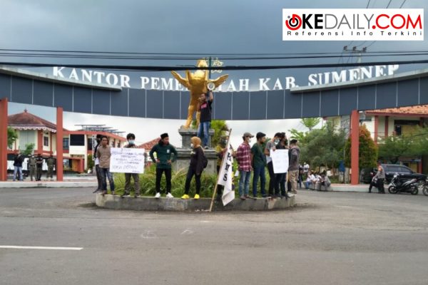 Sejumlah Aktivis yang tergabung dalam Front Keluarga Mahasiswa Sumenep (FKMS) melakukan aksi demonstrasi di depan Kantor Pemerintah Kabupaten Sumenep, Madura, Jawa Timur, menuntut tambak udang ilegal ditutup, Rabu (31/03/2021) silam. ©foto/jatimexplore 