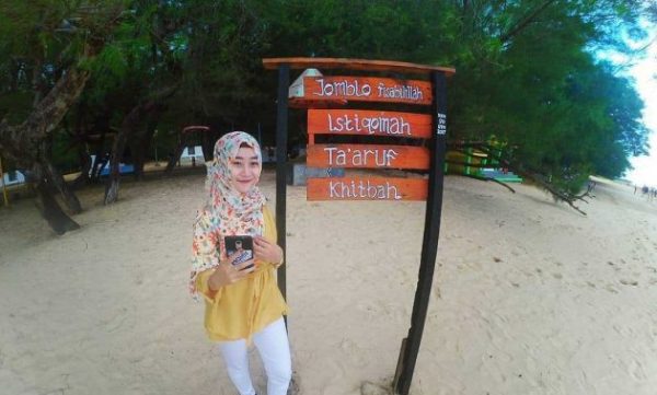 Pantai Lombang Adalah Merupakan Salah Satu Tempat Wisata Favorit Masyarakat Madura Yang Terletak di Bumi Arya Wiraraja [okedaily.com/ngetripkemana]